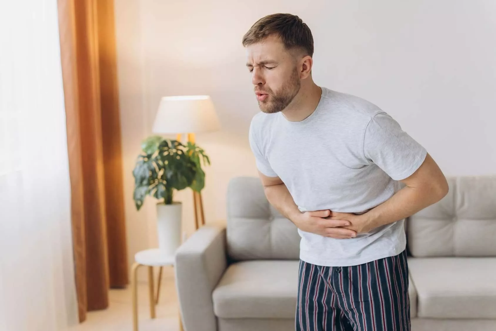 homem com cólicas abdominais