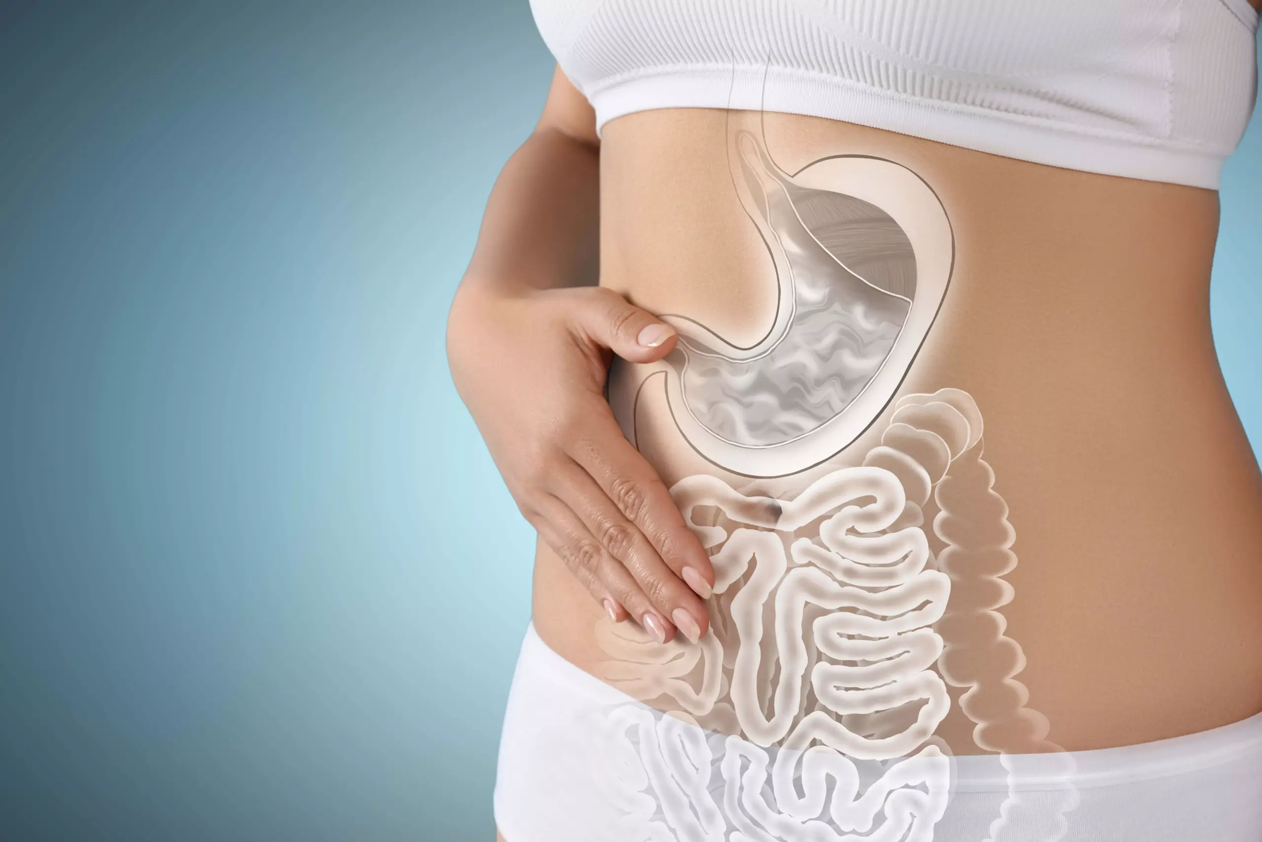 mulher com mão na barriga por gases intestinais