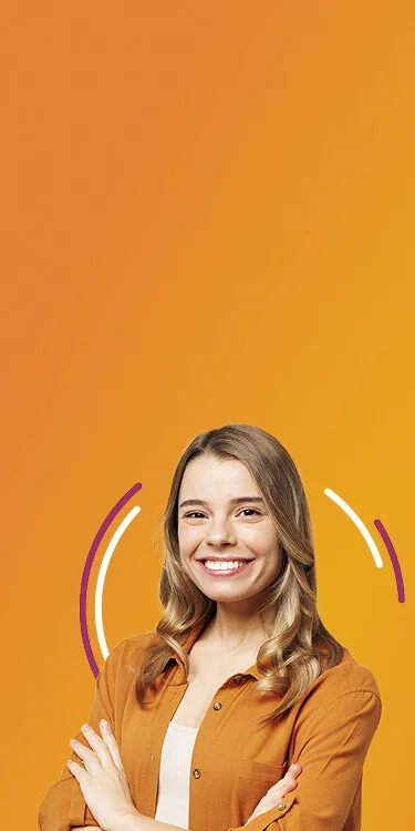 Mulher sorridente de braços cruzados, vestida com camisa castanha, sobre fundo laranja com elementos gráficos decorativos.